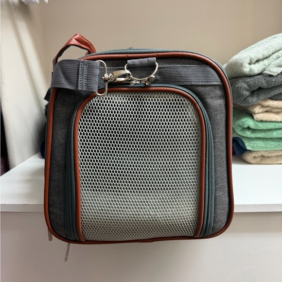 Mr. Peanut’s Gold Series Standard Size Airline Compliant Pet Carrier - Picture 6 of 9